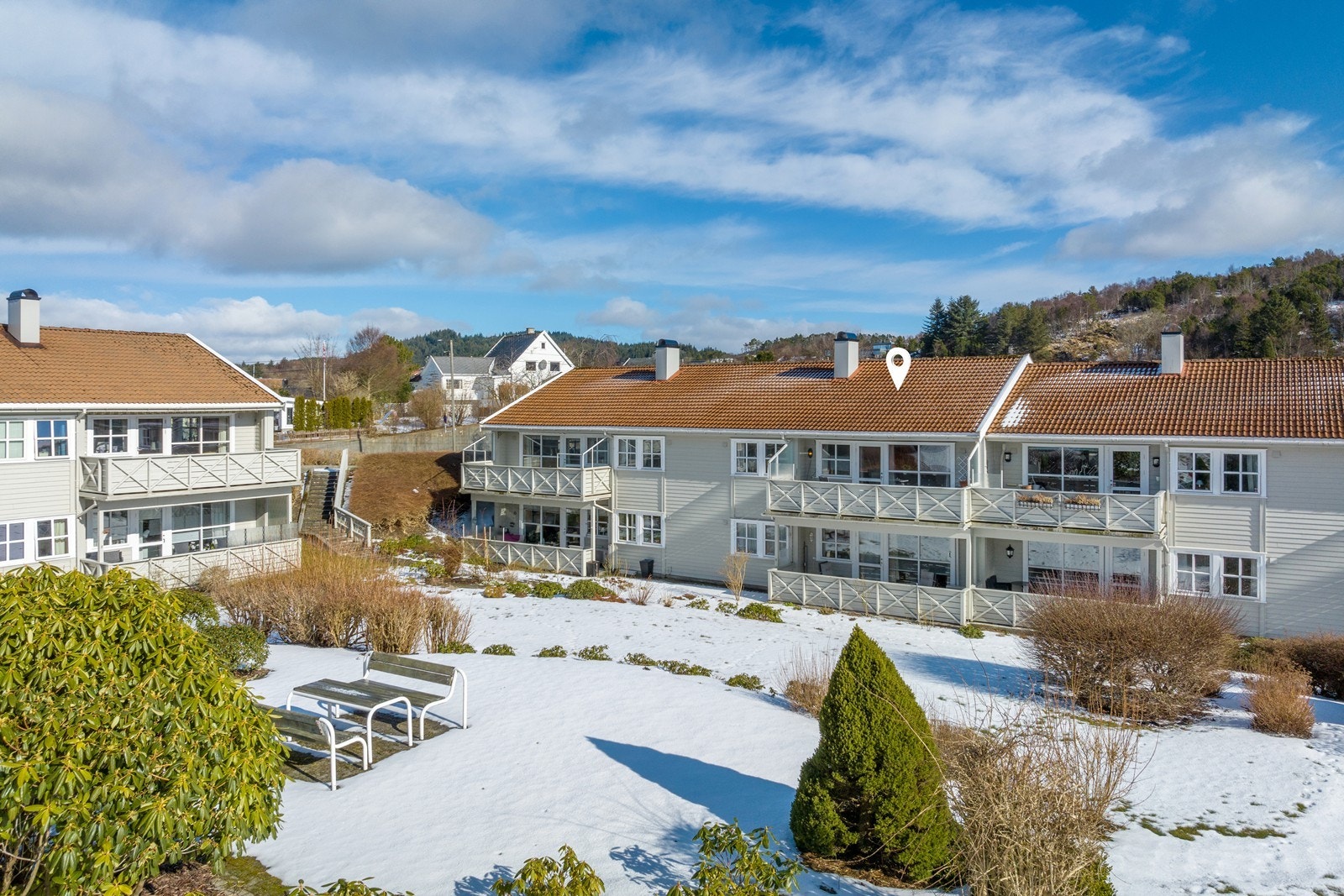 Pene fellesområder med plenareal, belegningsstein og asfalt Galleribilde