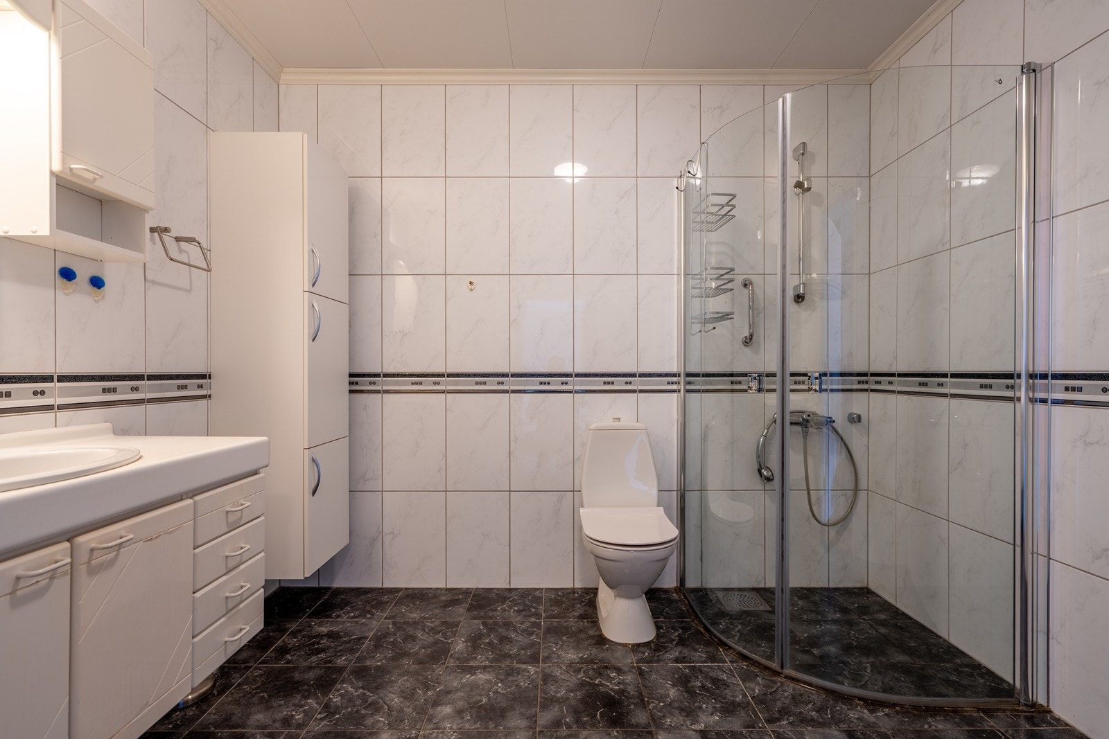 Helfliset baderom av god størrelse Galleribilde