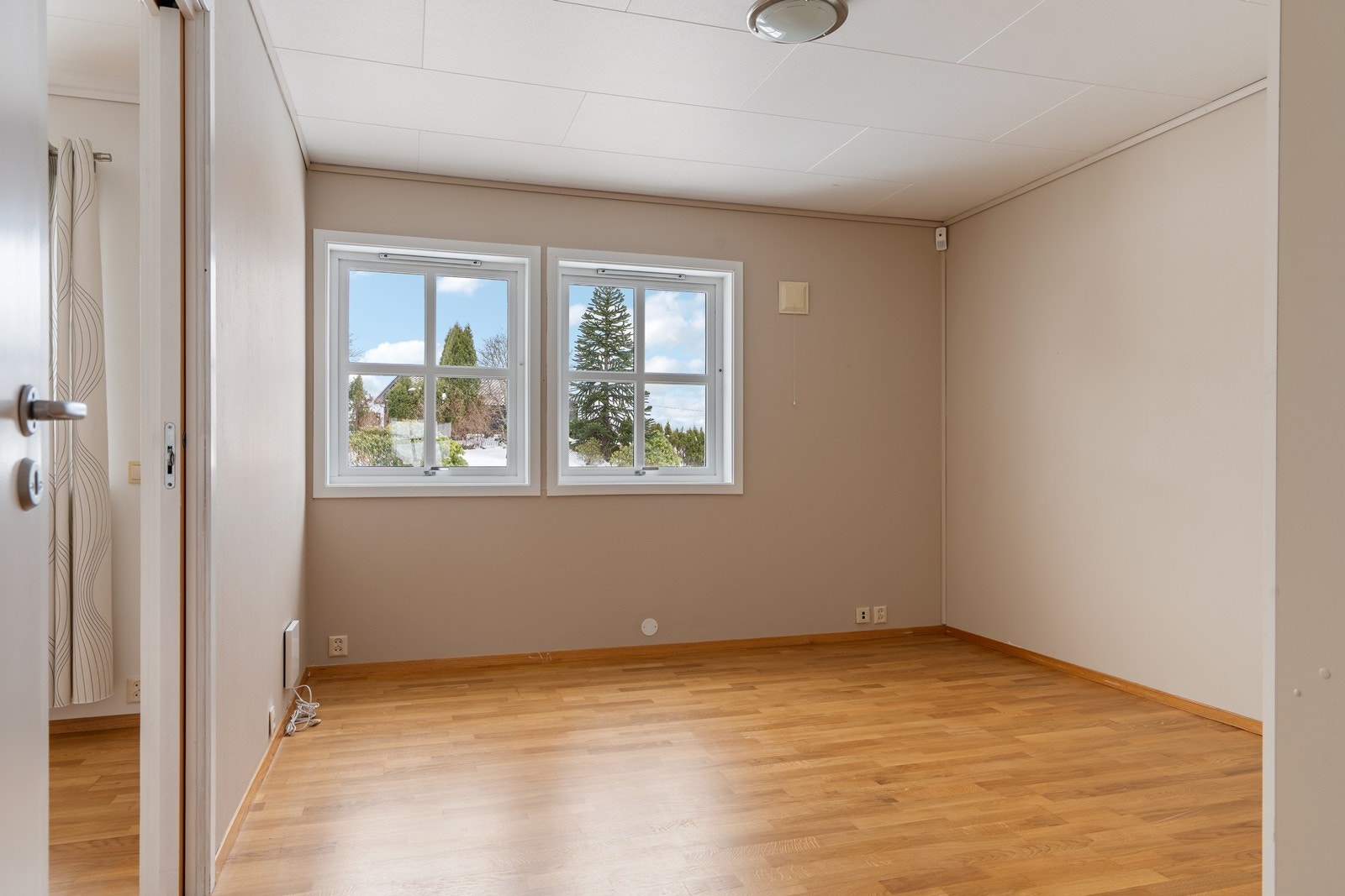 To soverom av god størrelse hvorav begge er innredet med plassbygde garderobeskap Galleribilde