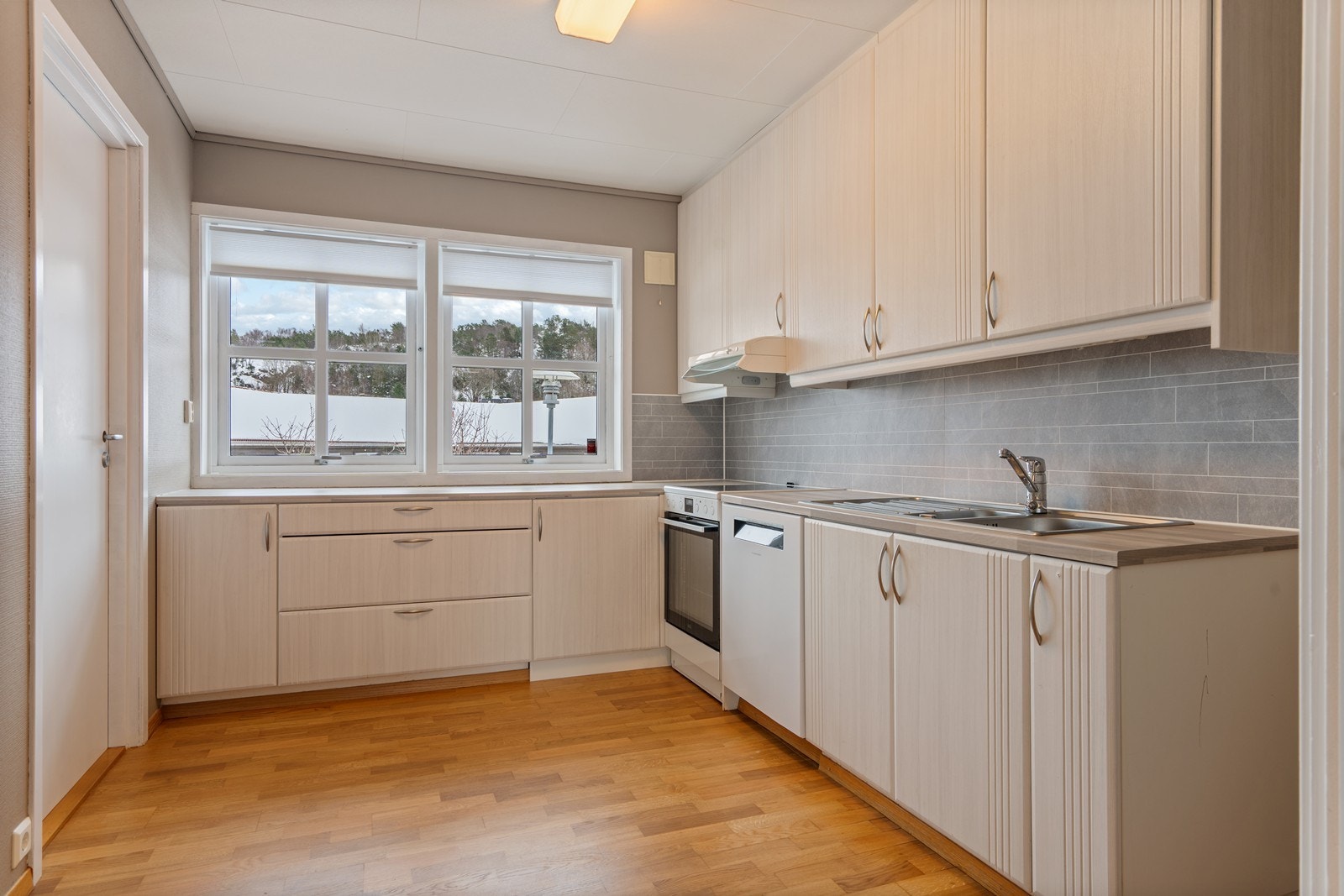 Kjøkkenet er godt utnyttet med god skap og benkeplass. Kjøkkeninnredning med profilerte fronter, samt benkeplate av laminat. Kjøkkenet har oppvaskmaskin og komfyr (disse medfølger i handelen) Galleribilde