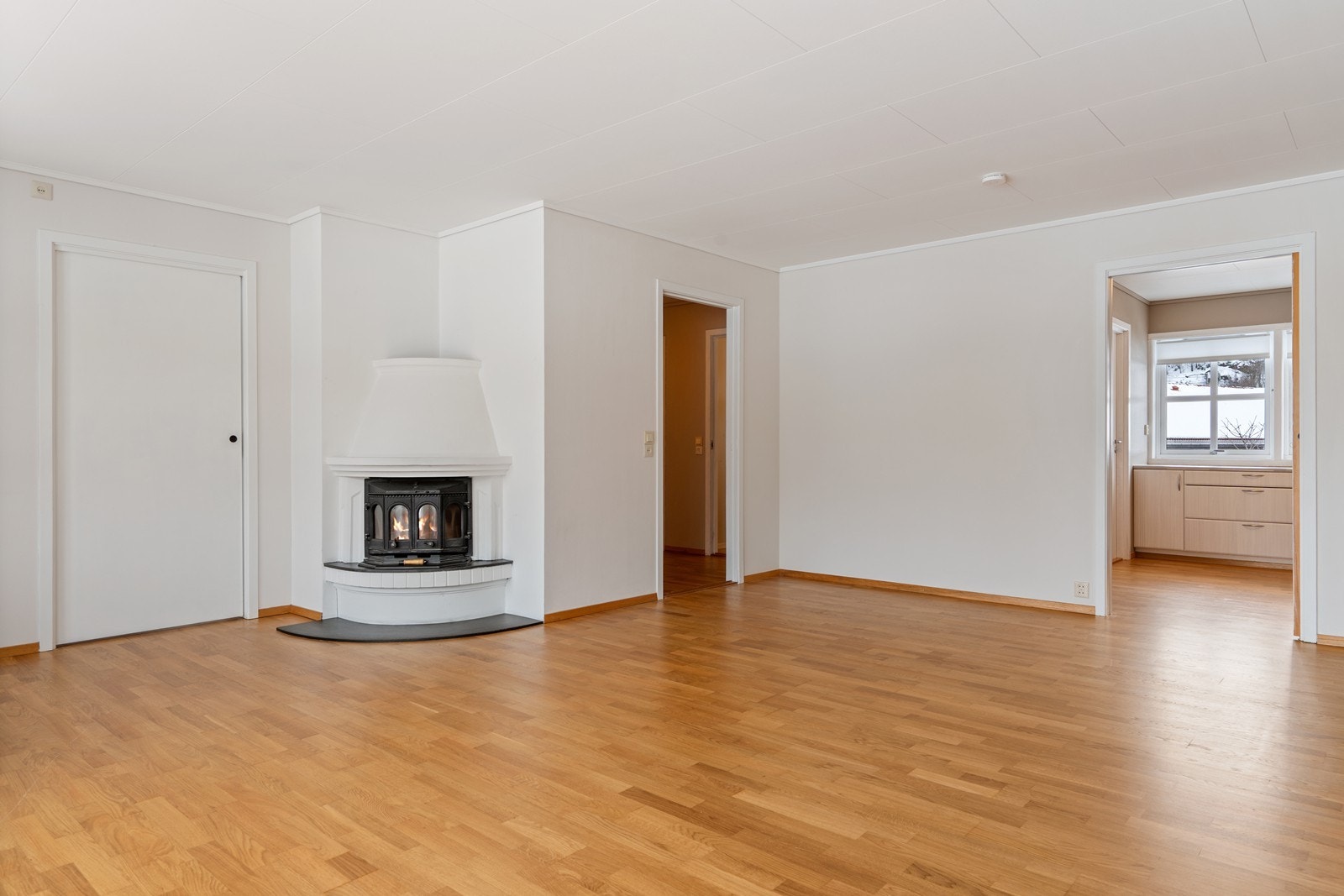 Stuen har gode møbleringsmuligheter, samt flott peis, i tillegg til energieffektiv varmepumpe Galleribilde