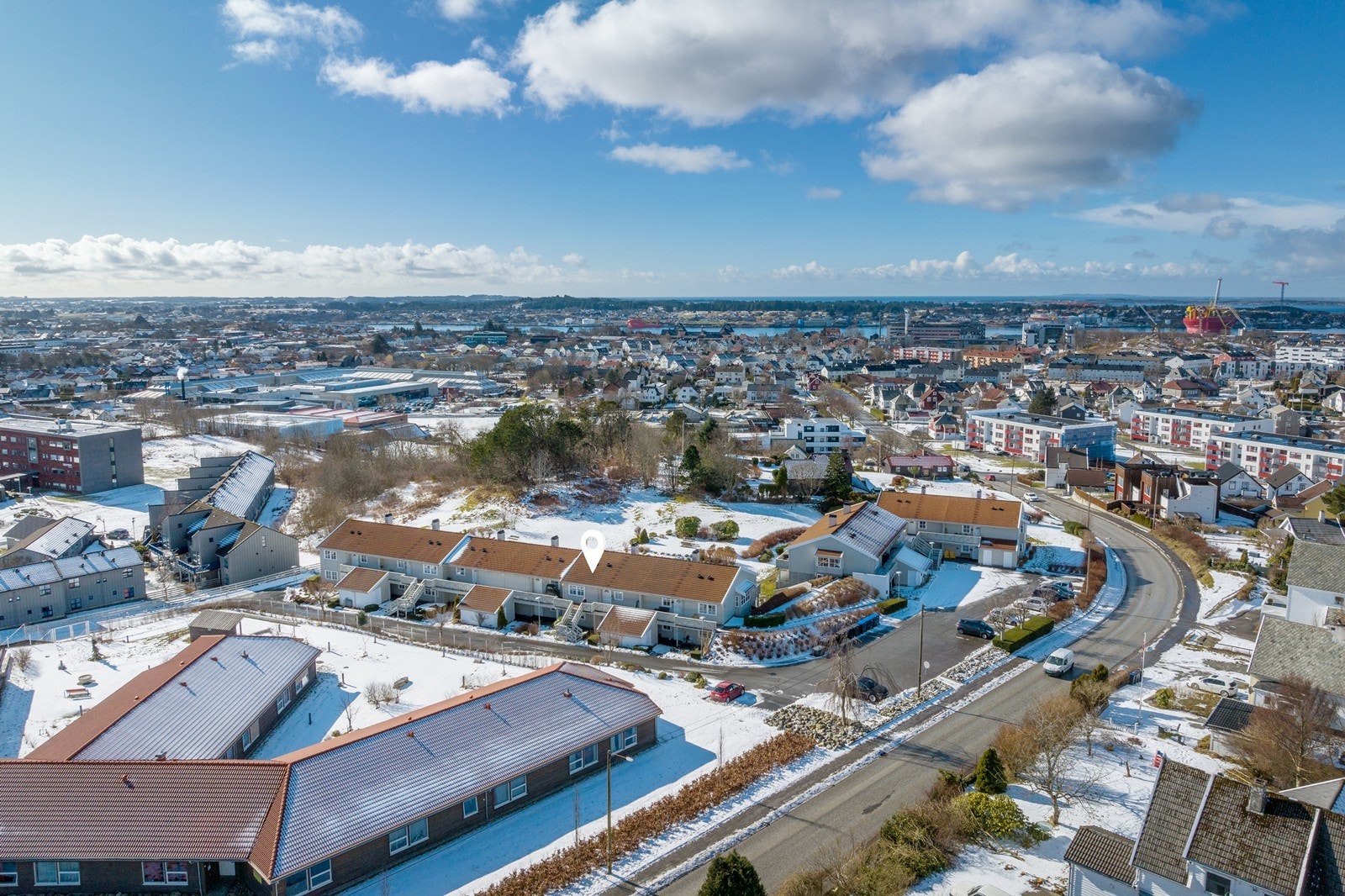 Leiligheten har en svært attraktiv beliggenhet - kun 10 minutters gange fra Haugesund sentrum. Gode bussforbindelser like utenfor gjør hverdagen enkel Galleribilde
