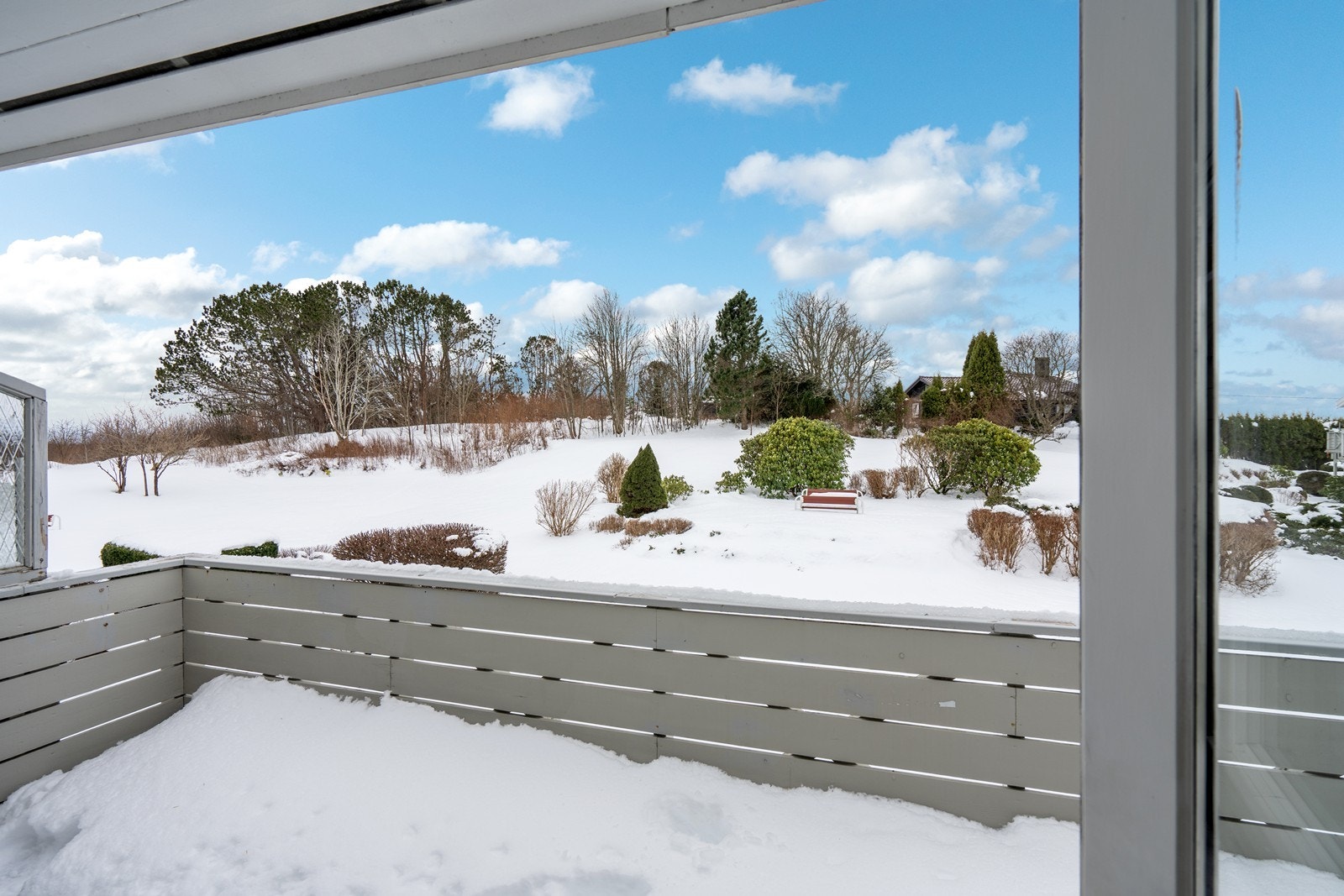 Fra stuen er det utgang til en vestvendt terrasse - perfekt for å nyte ettermiddagssolen i rolige omgivelser Galleribilde