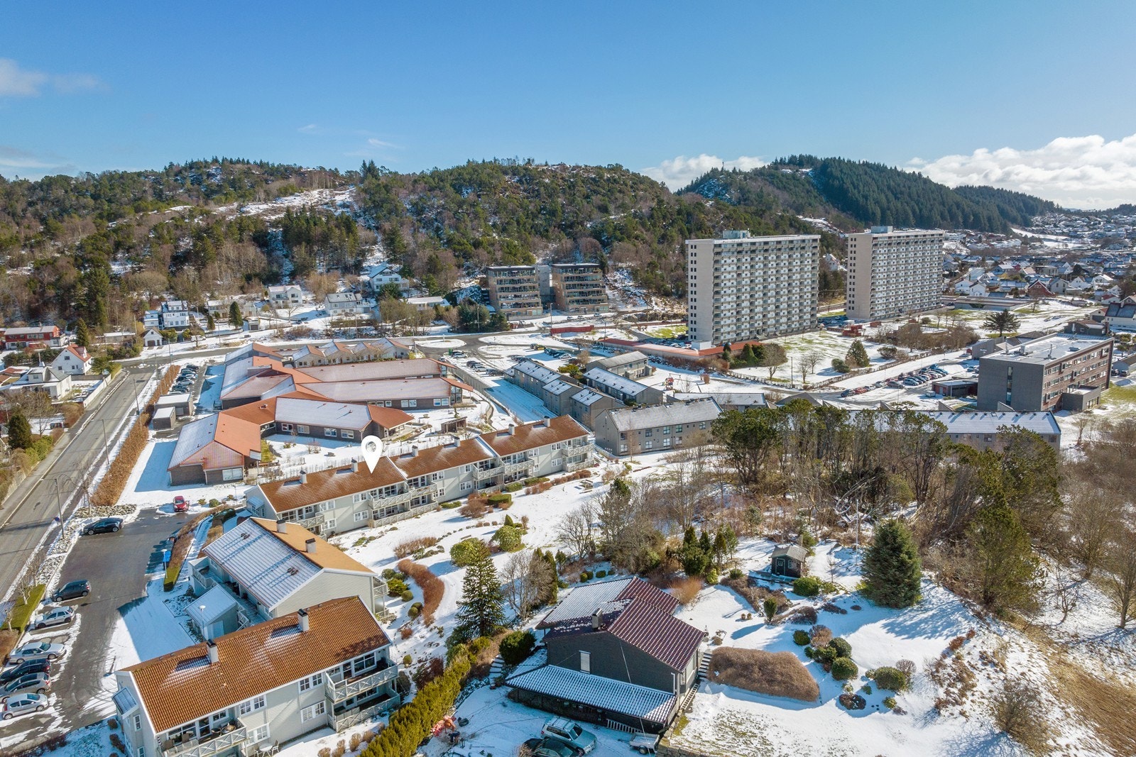 Her bor du i et rolig og barnevennlig område med nærhet til flotte turområder som Djupadalen, Vardafjellet og Mosskarsfjellet Galleribilde
