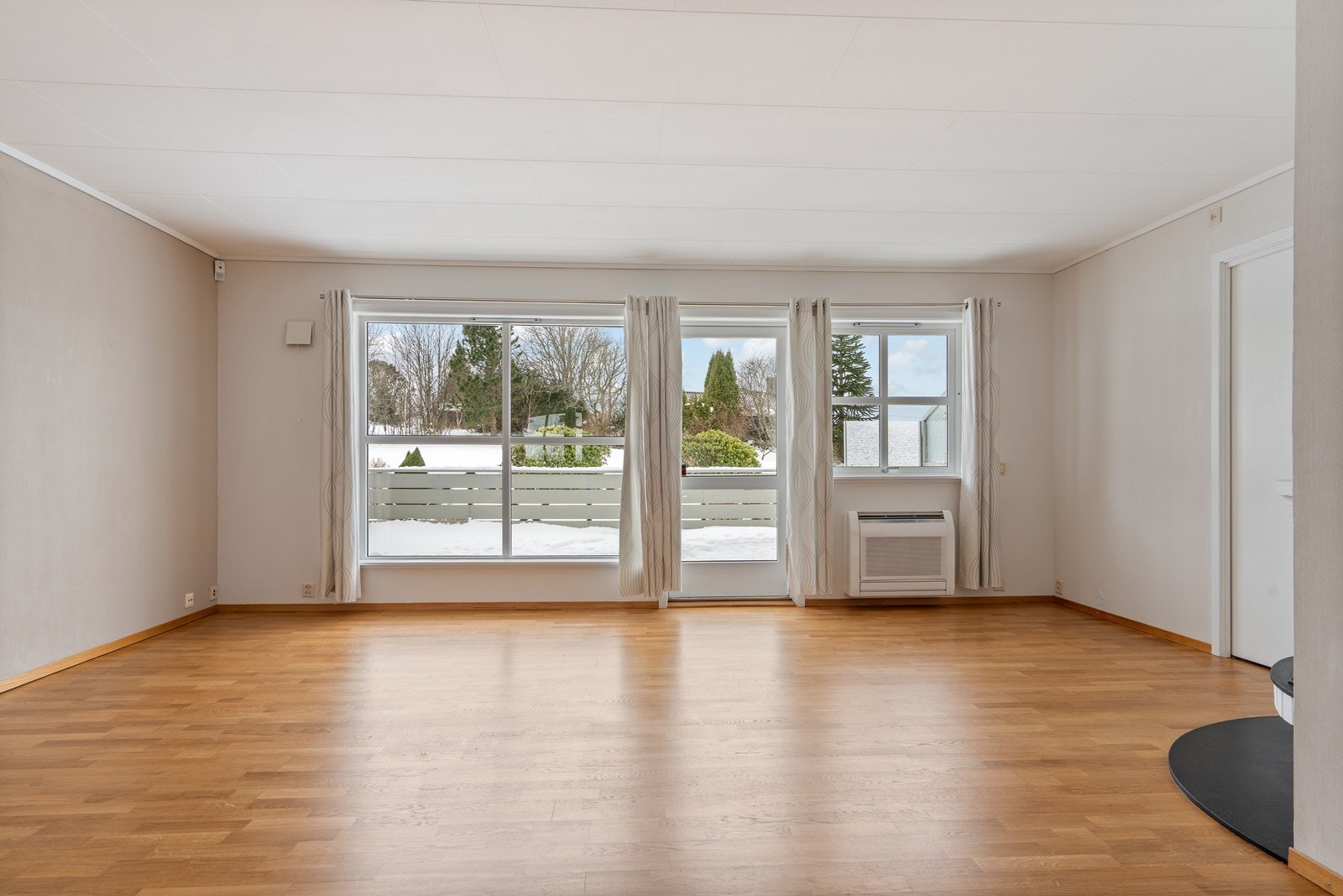 Lys og romslig stue med utgang til vestvendt terrasse Galleribilde