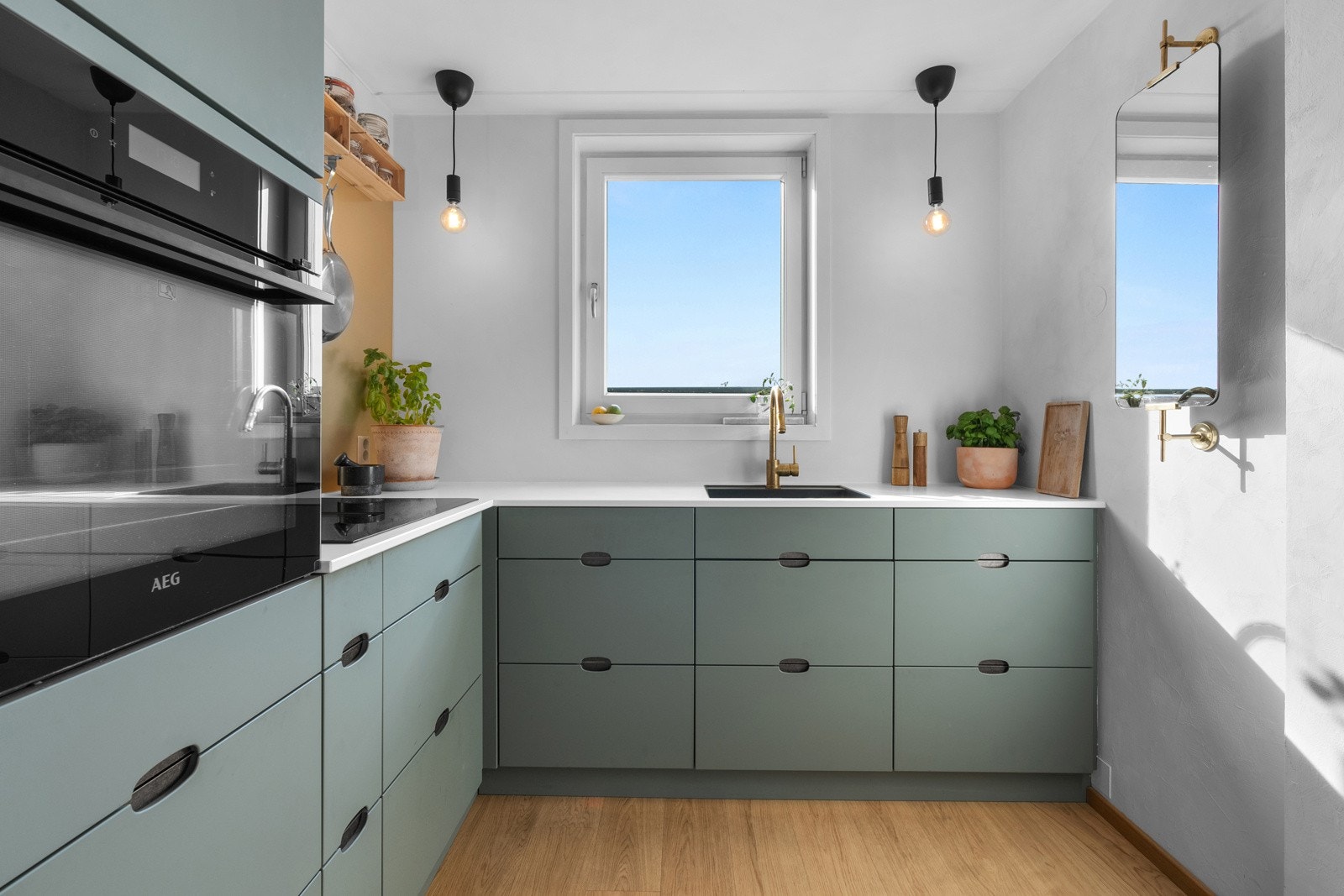 De integrerte hvitevarene som stekeovn, platetopp med innebygget kjøkkenventilator, oppvaskmaskin og kjøleskap med fryserdel medfølger handelen. Galleribilde