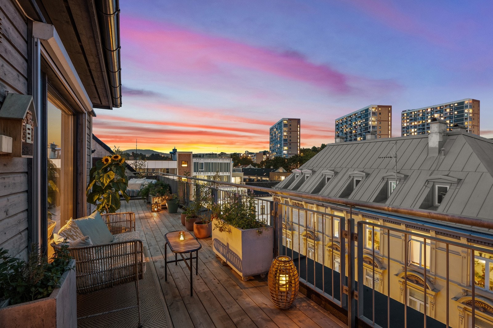 Takterrassen strekker seg rundt leiligheten, og byr på god plass til ulike soner. Galleribilde