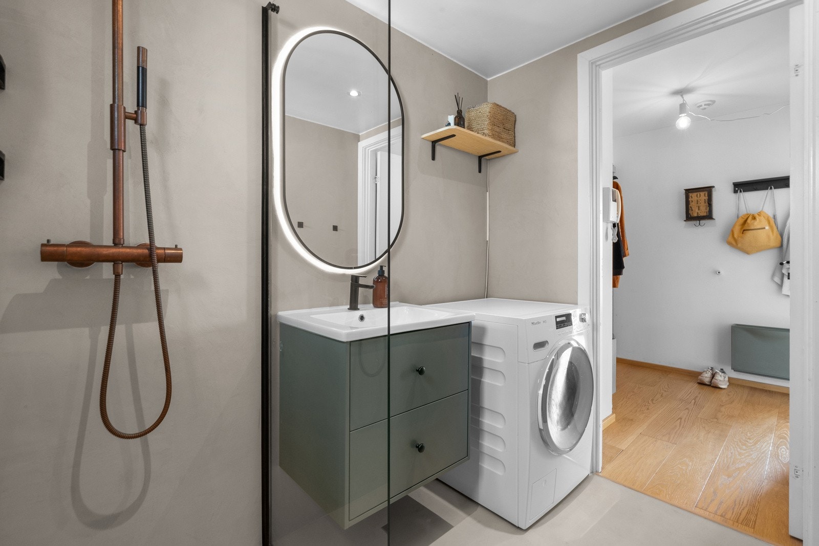 Videre er det gulvvame og opplegg for vaskemaskin, så her har du alt du trenger på baderommet! Galleribilde