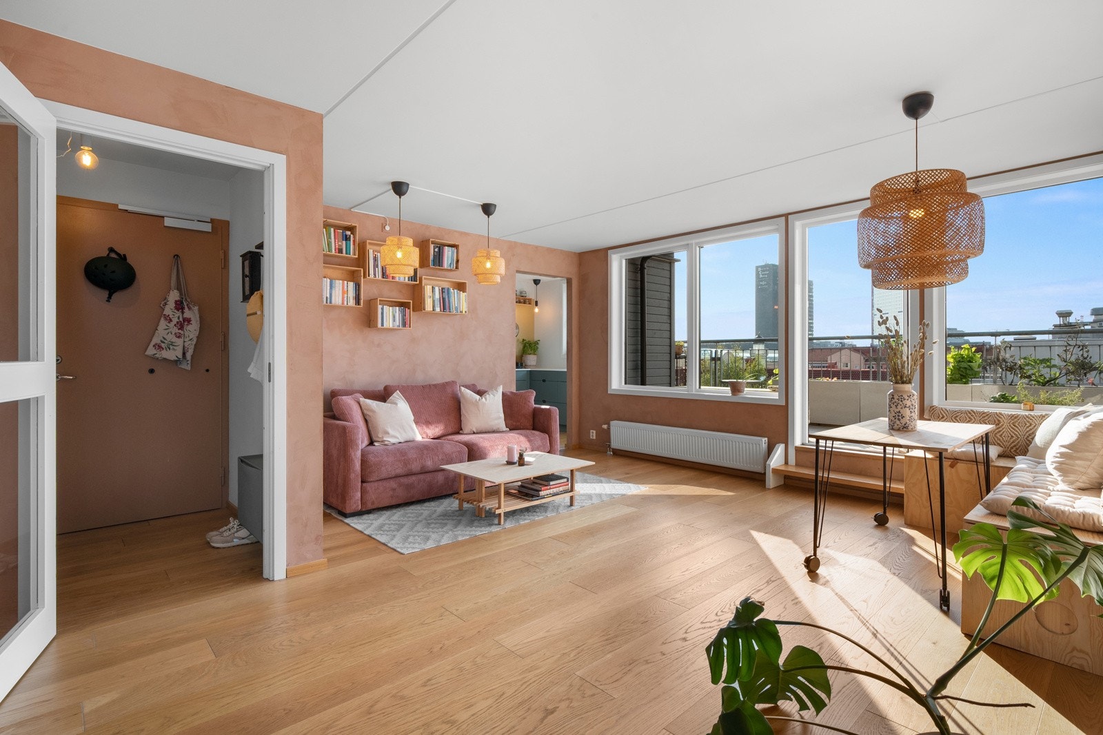 Stilren stue med malte flater i en pen tone og gulvet er belagt med en-stavs parkett. Galleribilde