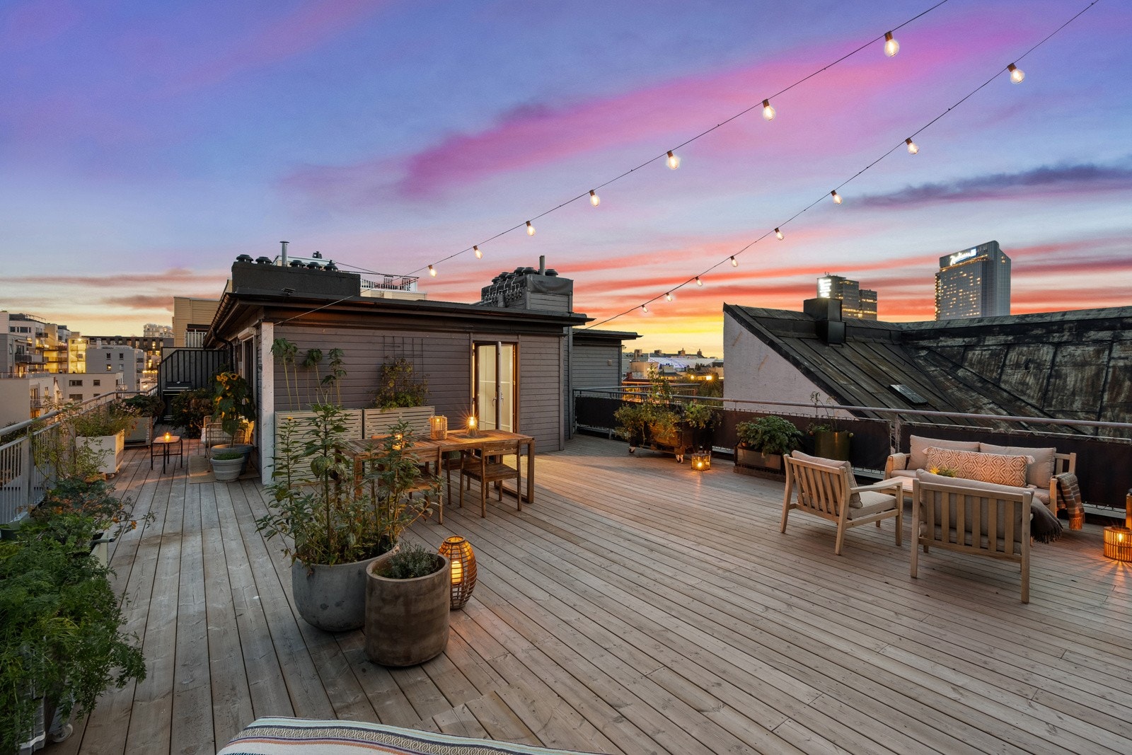 Lekker 3-roms beliggende høyt & fritt til i byggets 7. etasje med en fantastisk, privat takterrasse på hele 110 kvm! Galleribilde