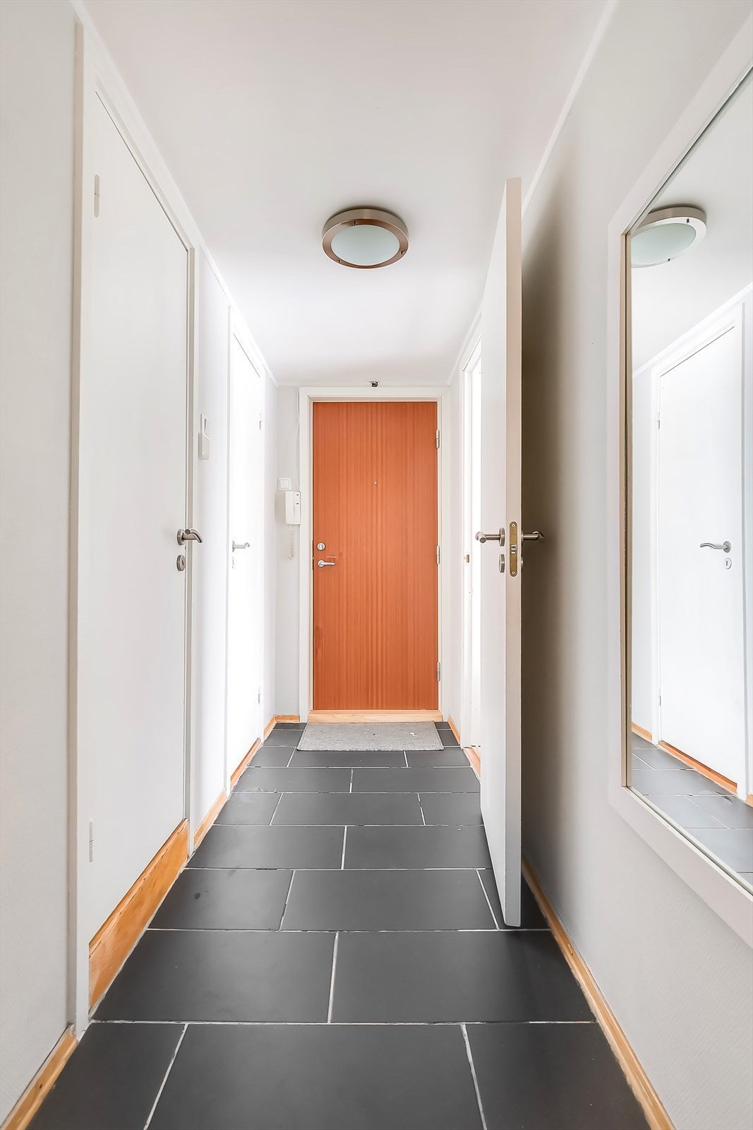 Velkommen inn i en lys entré med god plass til oppbevaring av yttertøy. Galleribilde