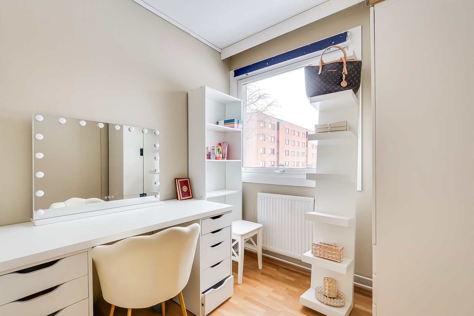 Rom innredet som kontor. Galleribilde