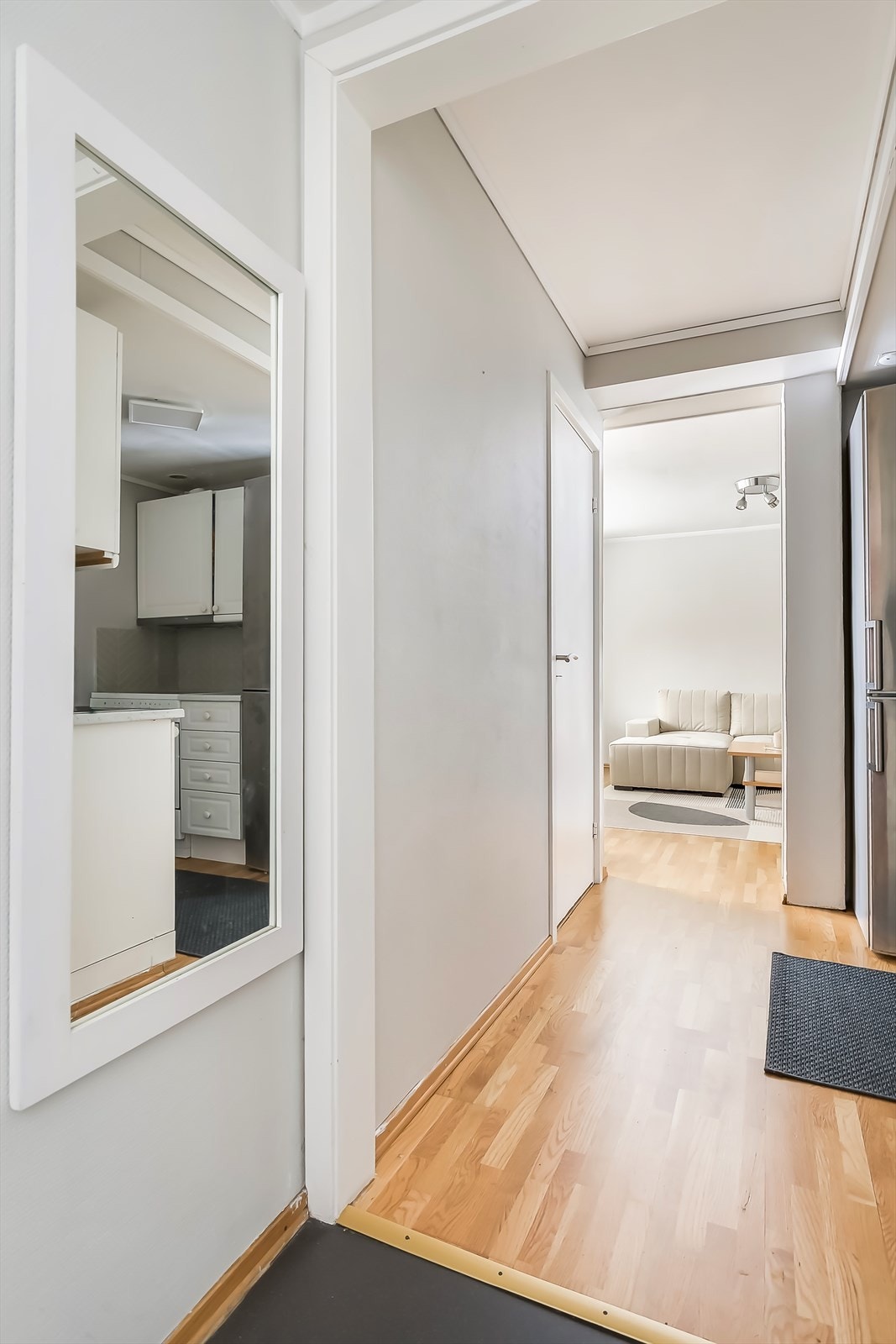 Fra gangen er det tilgang til alle rom. Leiligheten disponerer også en praktisk kjellerbod. Galleribilde