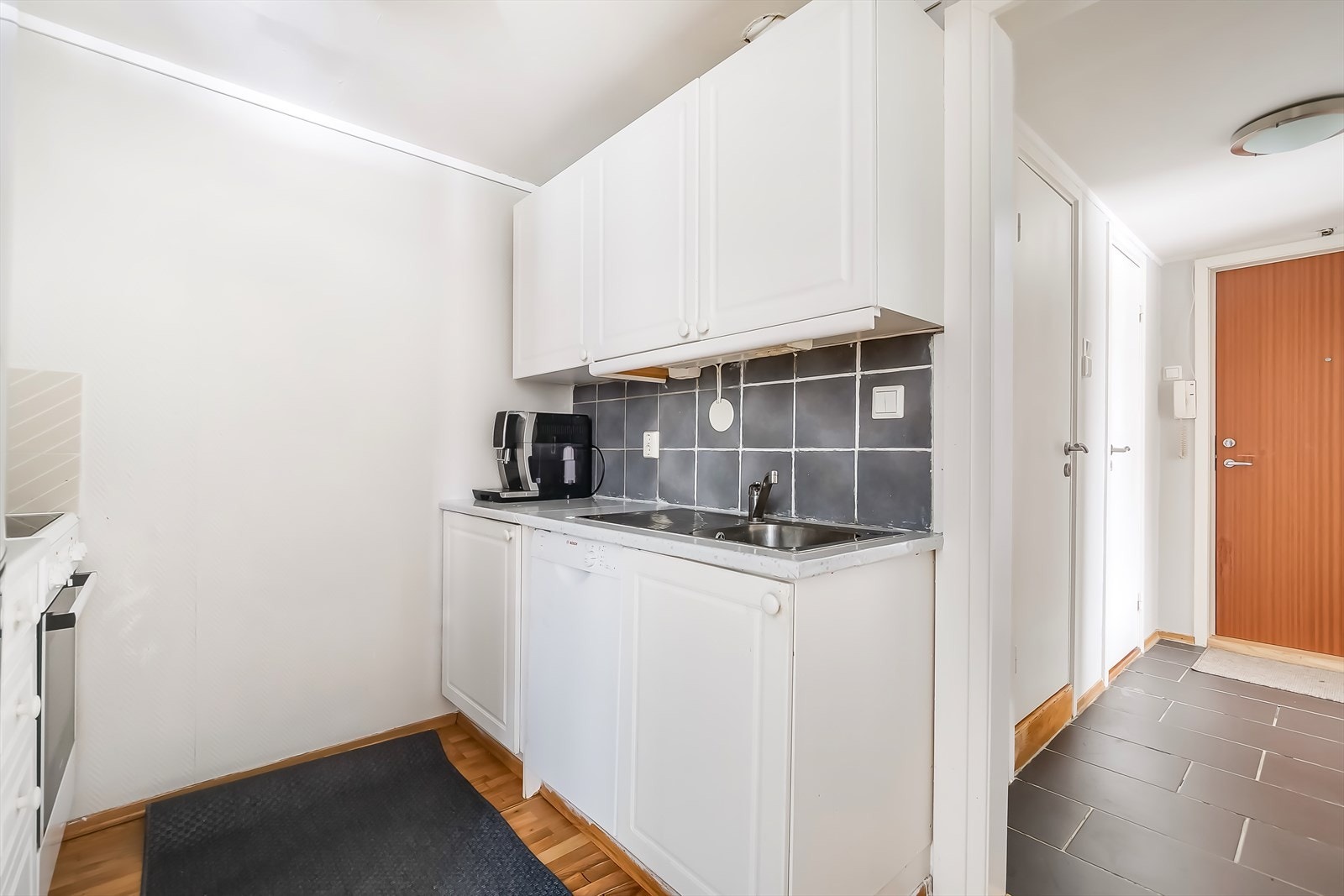 Separat og funksjonelt kjøkken med god skap- og benkeplass. Galleribilde