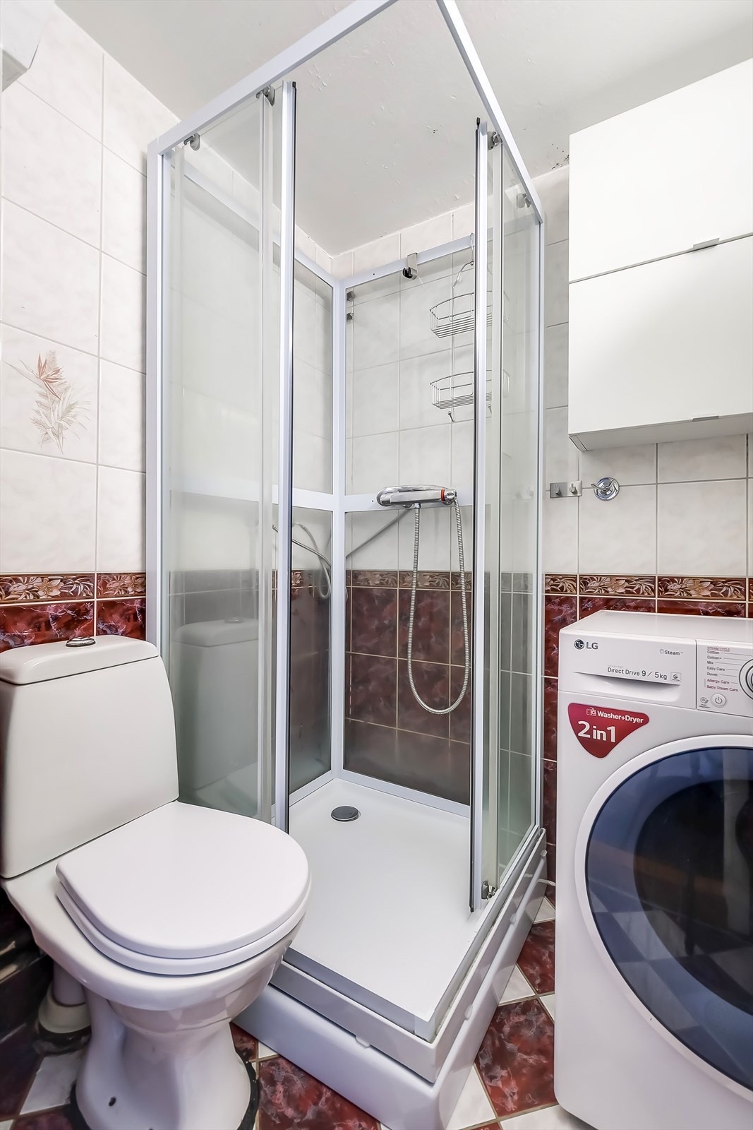 Flislagte overflater på gulv og vegger gjør badet lettstelt. Galleribilde