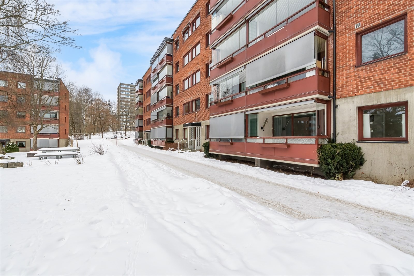 Borettslaget er preget av store, bilfrie grøntområder mellom bygningene. Galleribilde