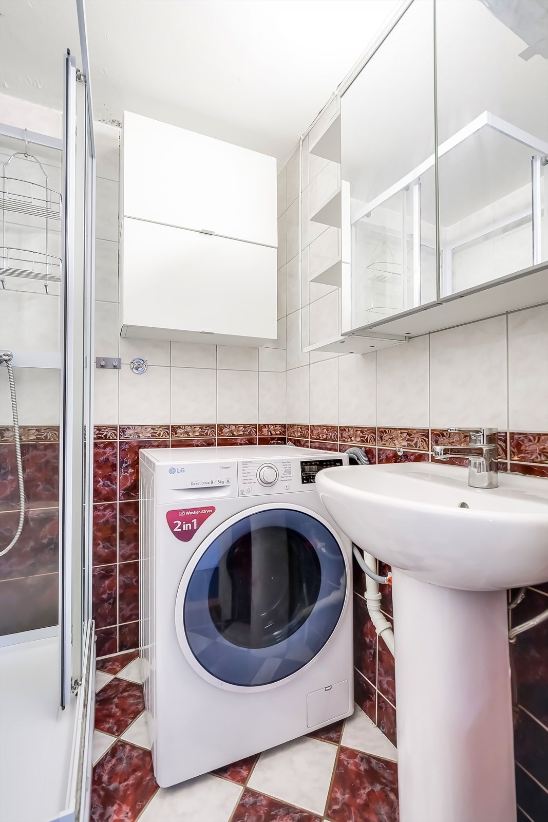 God oppbevaringsplass i overskap og speilskap. Galleribilde