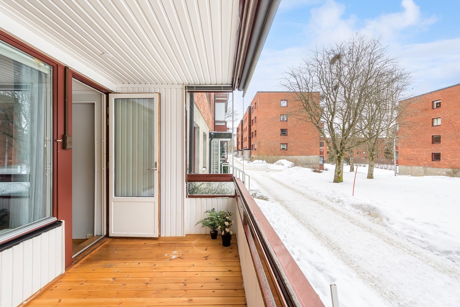 Den direkte utgangen fra stuen knytter uteplassen sømløst sammen med oppholdsrommet. Galleribilde