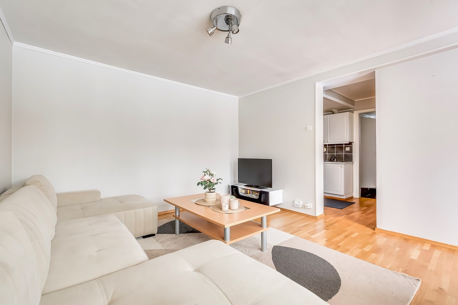 Stuen er leilighetens sentrale rom, med en utforming som gjør den enkel å møblere. Galleribilde