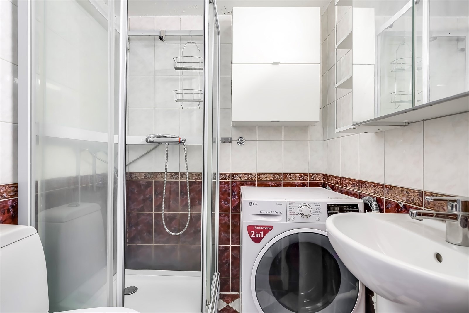 Badet er utstyrt med dusjkabinett, servant og toalett. Galleribilde