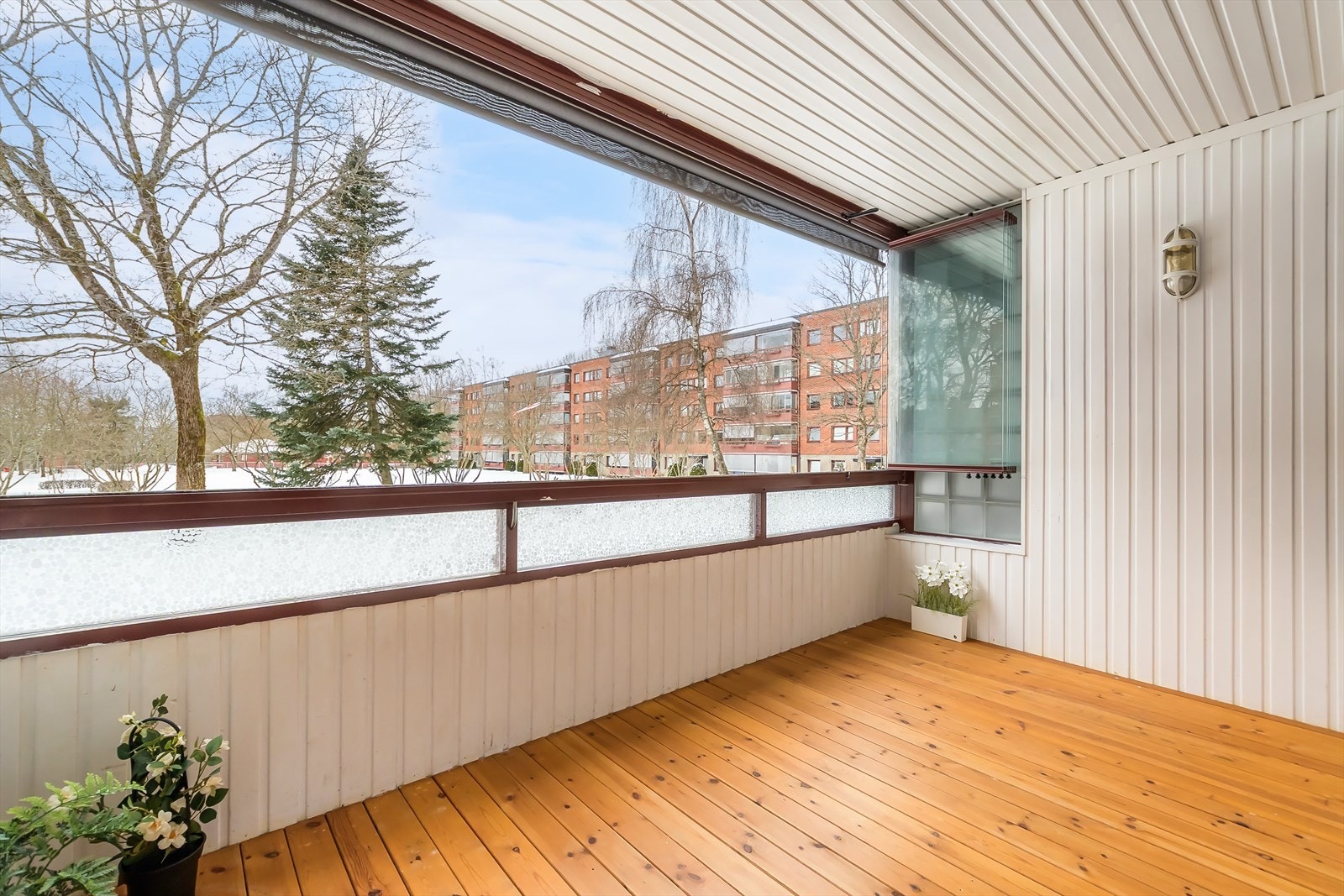 Den romslige, innglassede balkongen fungerer som en forlengelse av stuen store deler av året. Galleribilde