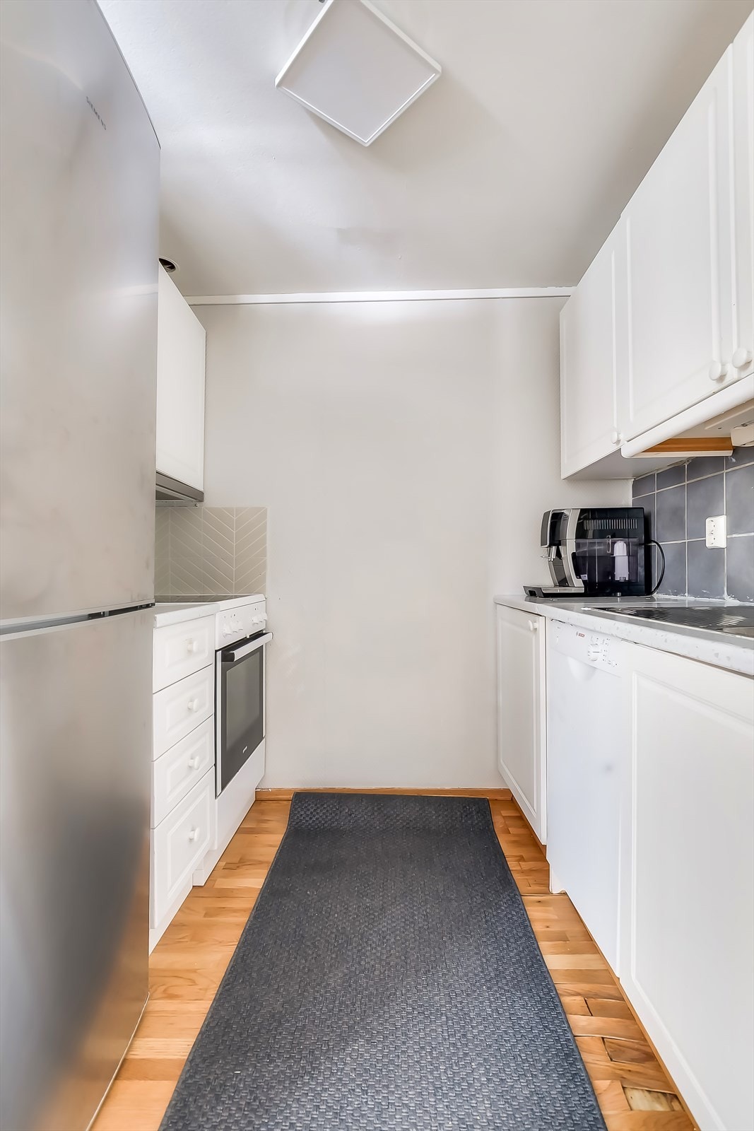 Kjøkkenet er utformet som et praktisk arbeidsrom. Galleribilde