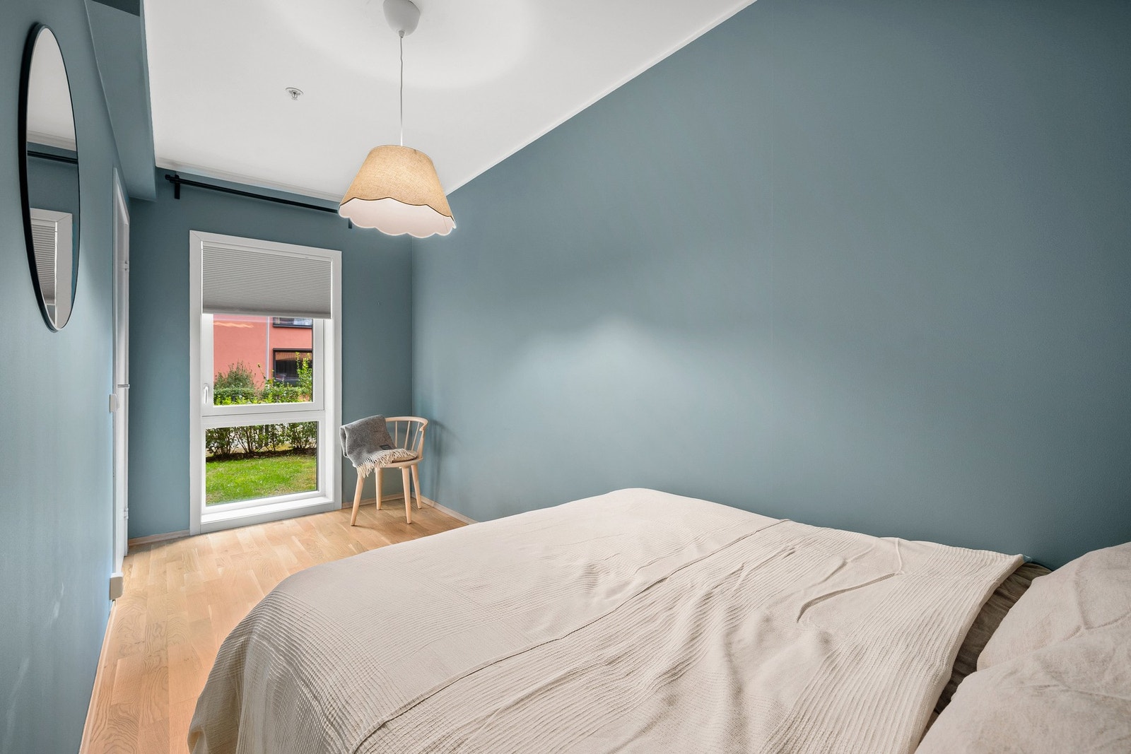 Gjennom hele leiligheten slipper store vinduer inn rikelig med dagslys, som skaper en lys og luftig atmosfære. Galleribilde