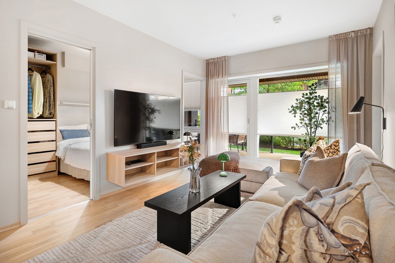 Leiligheten måler 57 kvm (BRA-i) og inneholder entré, bad, stue/kjøkken, innvendig bod og to soverom. I tillegg disponeres egen bod i byggets kjeller. Galleribilde