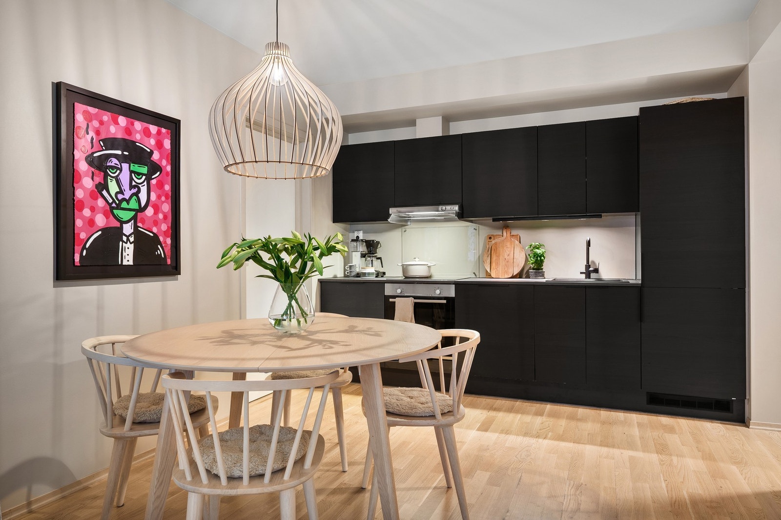 Kjøkkenet har god plass til å etablere en sosial sone, og gir direkte tilgang til en praktisk intern bod. Galleribilde