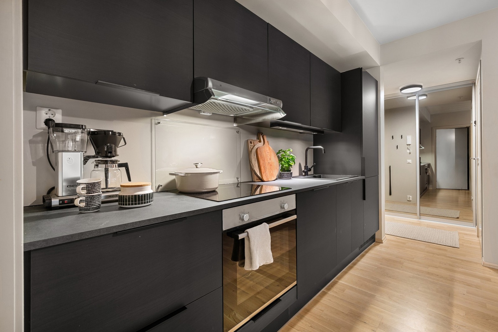 Kjøkkenet er fullt utstyrt med alle nødvendige fasiliteter, inkludert integrert platetopp, stekeovn, kjøle-/fryseskap og oppvaskmaskin. Galleribilde