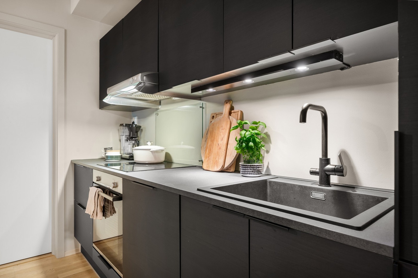 Kjøkkenet har rikelig med både lagringsplass og benkeplass, perfekt for oppbevaring og matlaging. Galleribilde