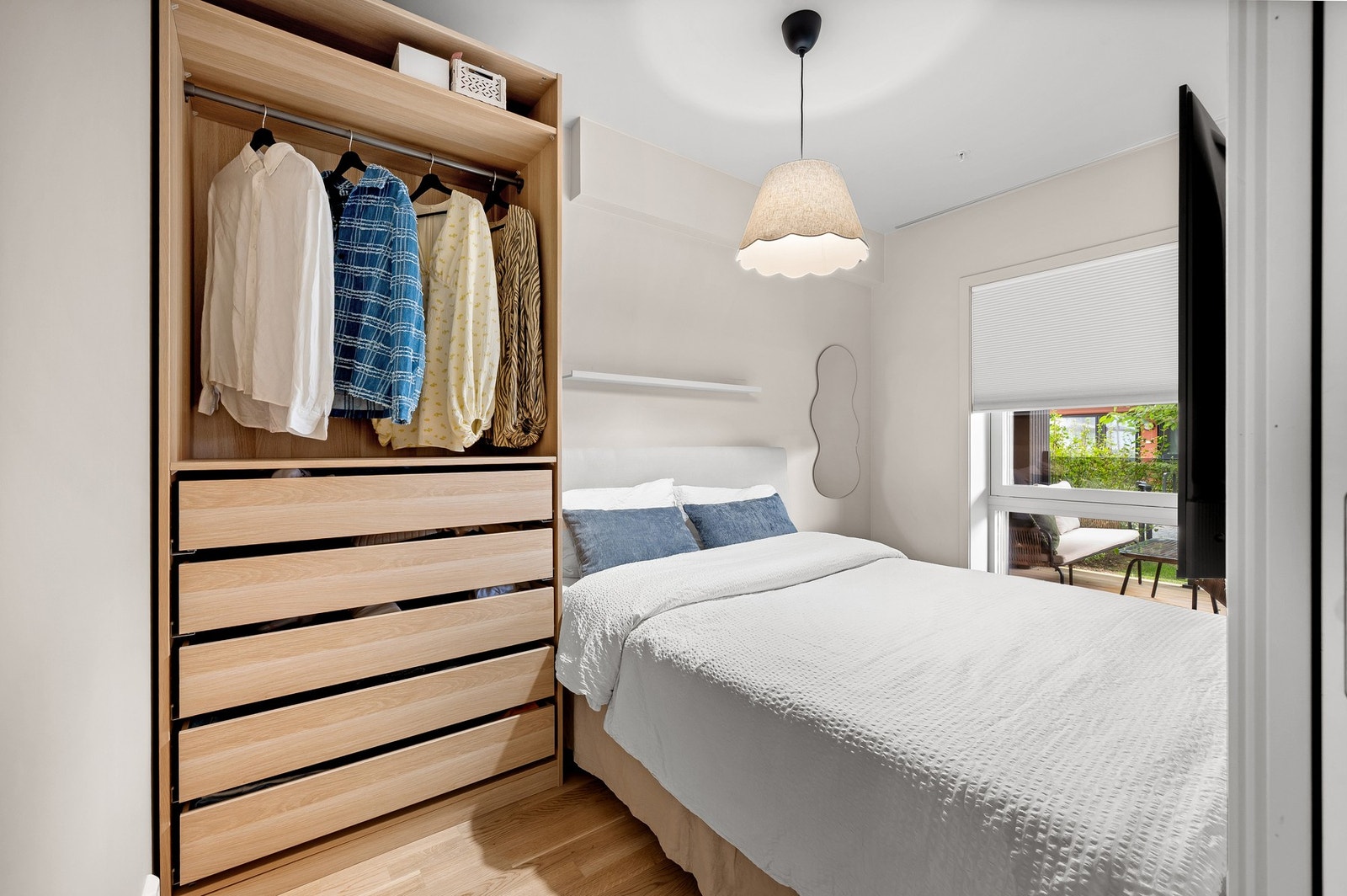 Soverom 2 måler 8,1 kvm og er i dag innredet som hovedsoverom. Galleribilde