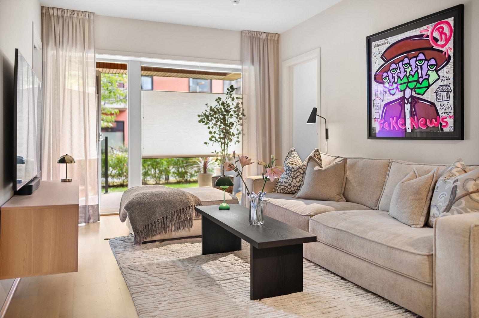 Stue og kjøkken er samlet i en romslig løsning som gir gode møbleringsmuligheter og en luftig romfølelse. Galleribilde