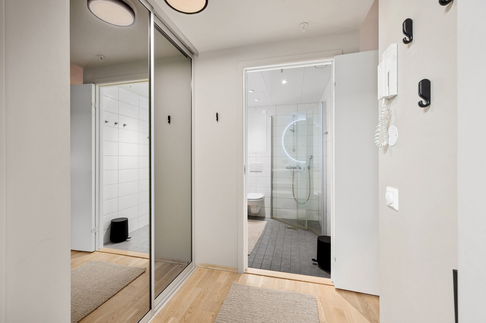 Innbydende entré med praktisk skyvedørsgarderobe som gir god oppbevaringsplass for sko og yttertøy. Galleribilde