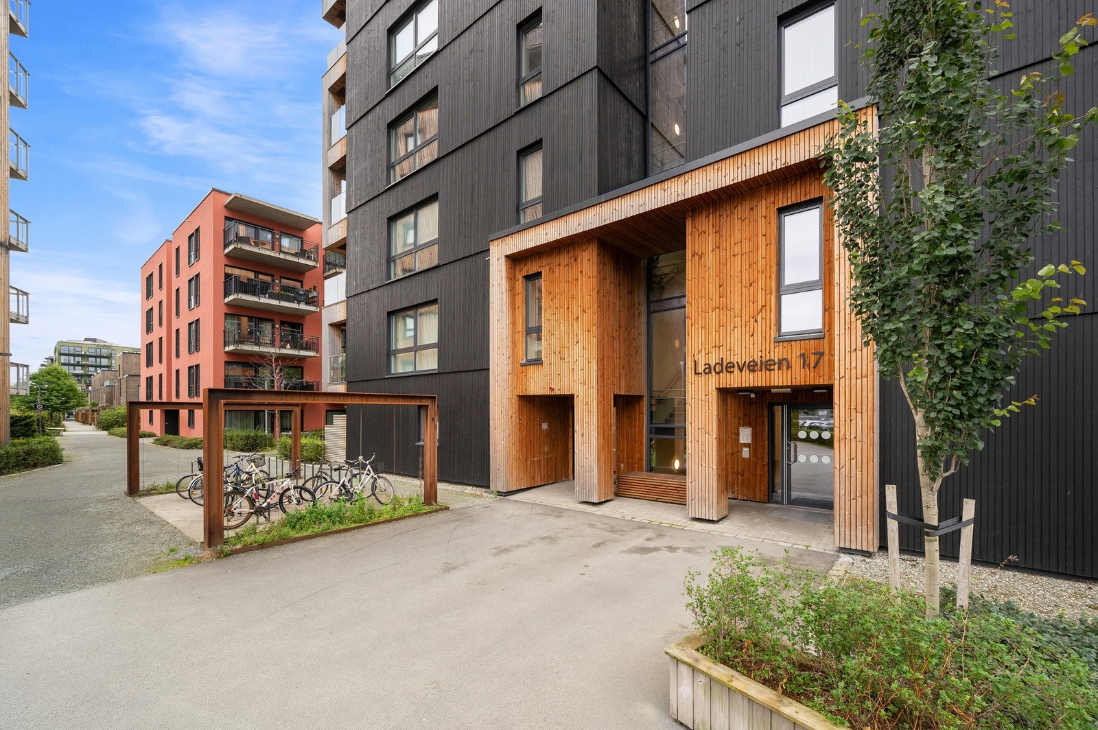 Bygget har 8 etasjer og parkeringskjeller med boder og sykkelparkering, og er solid oppført med massiv trekonstruksjon. Galleribilde