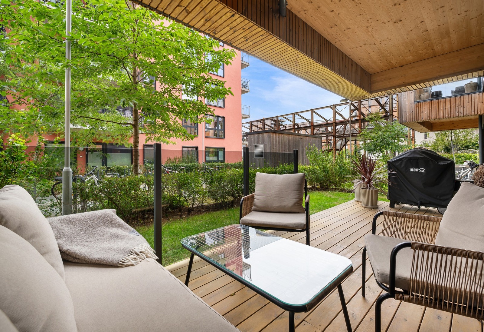 Velkommen til en gjennomført og strøken 3-roms selveier, beliggende i et av de mest ettertraktede områdene på Lilleby. Galleribilde