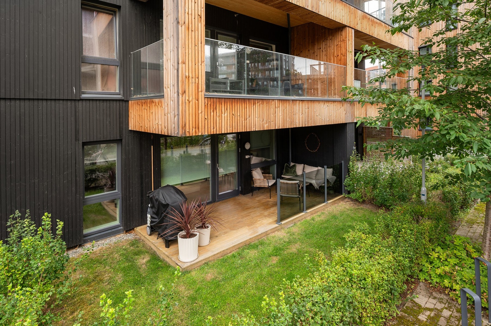 Med både stor markterrasse og egen hageflekk får du ekstra uteplass og økt bokomfort. Galleribilde