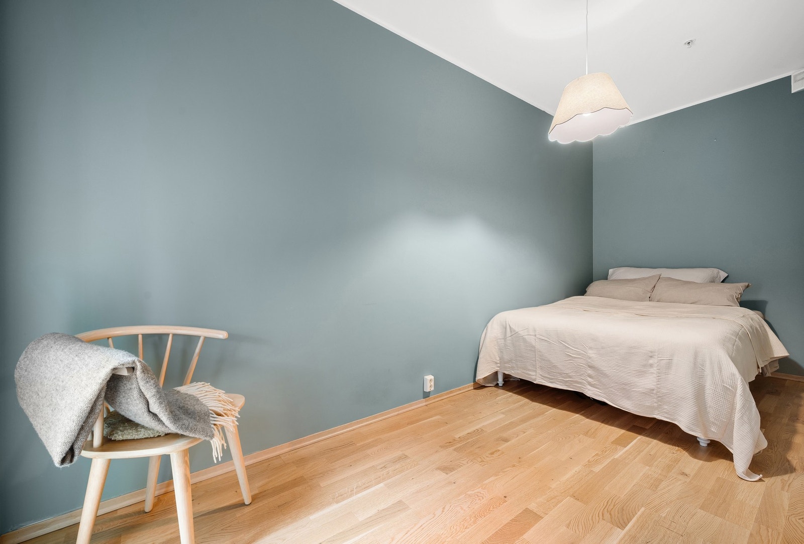 Soverom 2 er 8,8 kvm og gir gode muligheter for innredning etter eget ønske - perfekt som hjemmekontor, gjesterom eller ekstra soverom. Galleribilde