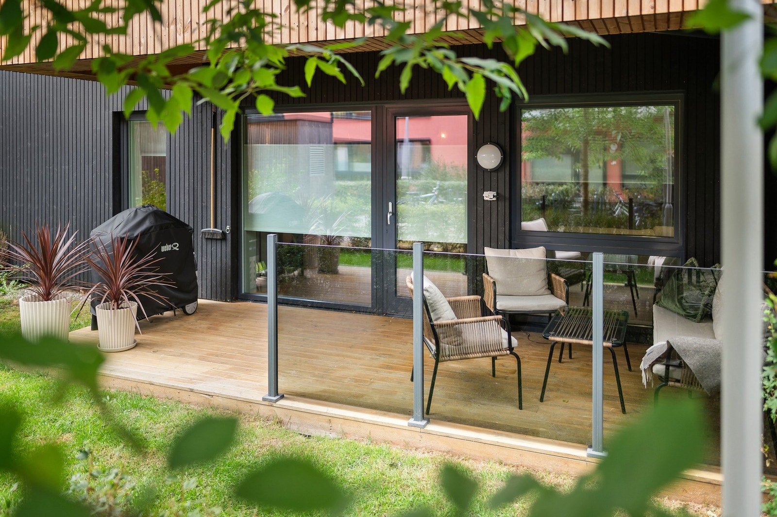 Leiligheten ligger i 1. etasje, men på grunn av byggets plassering og lite forbipasserende føles den skjermet og privat. Galleribilde