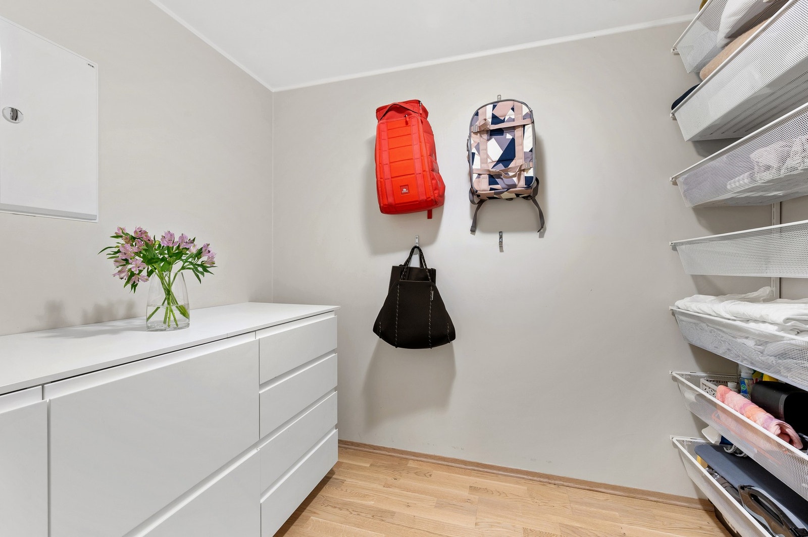 Romslig intern bod på 4,8 kvm med rikelig plass til oppbevaring. Galleribilde