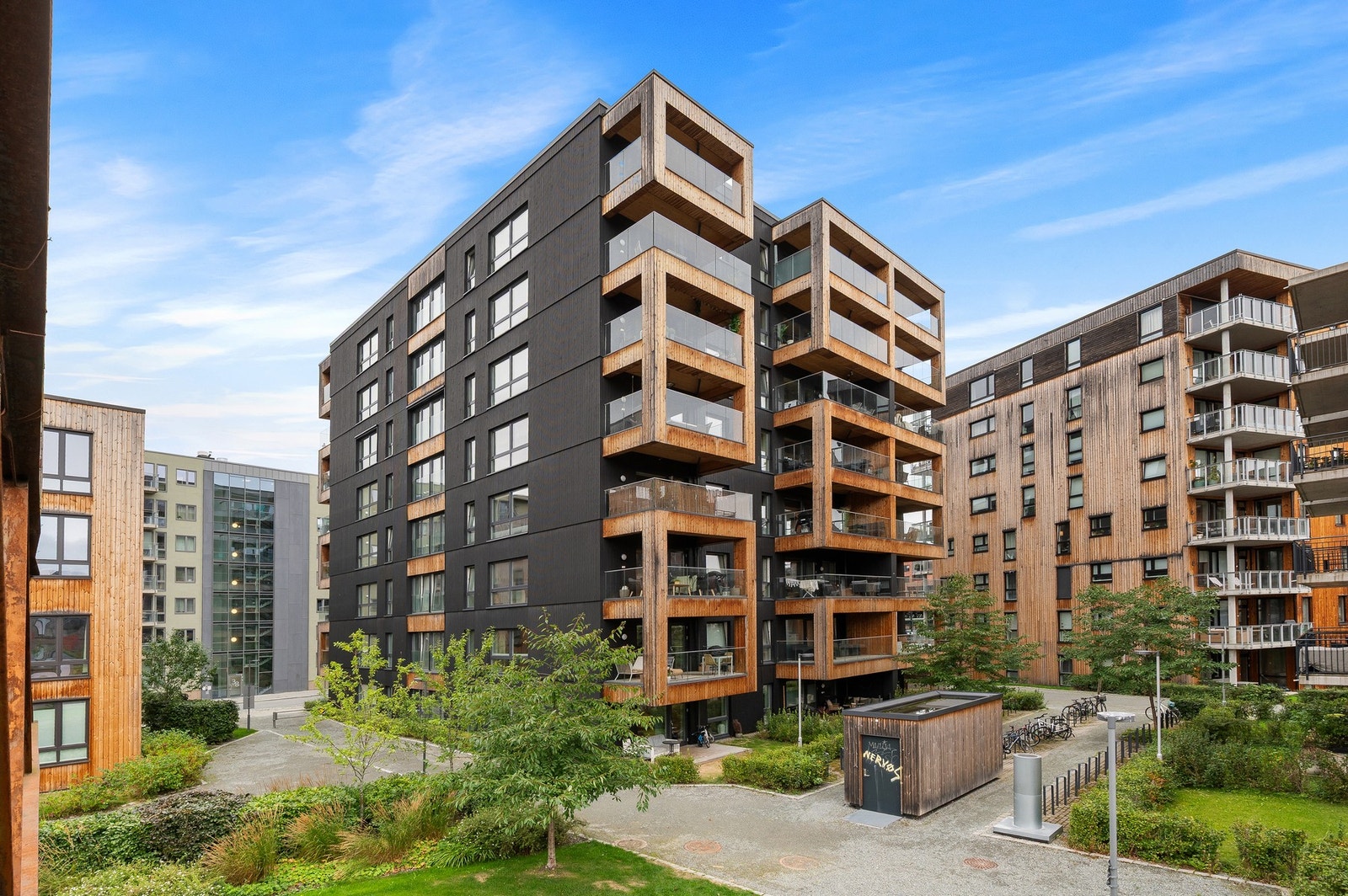 I Lilleby finner du velstelte fellesarealer med grønne plener, stier og benker som innbyr til uteopphold om sommeren. Galleribilde