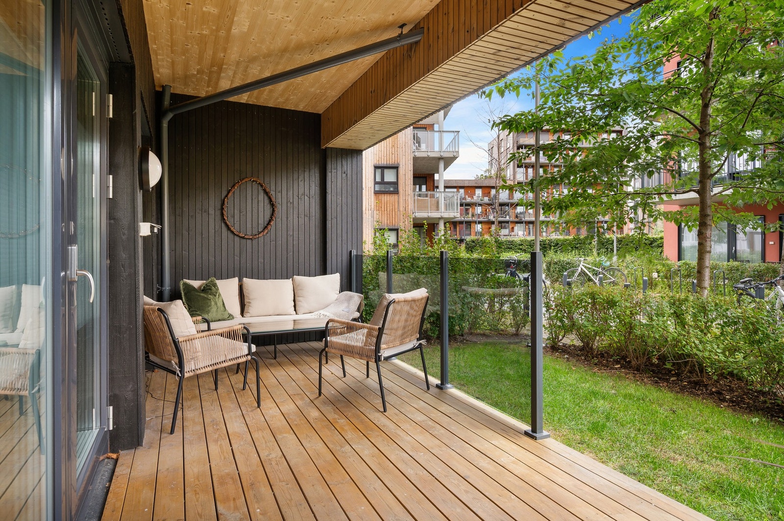 Stuen har direkte adkomst til en romslig markterrasse, perfekt for sommerens uteopphold. Balkongen er overbygd og kan nytes uansett vær. Galleribilde