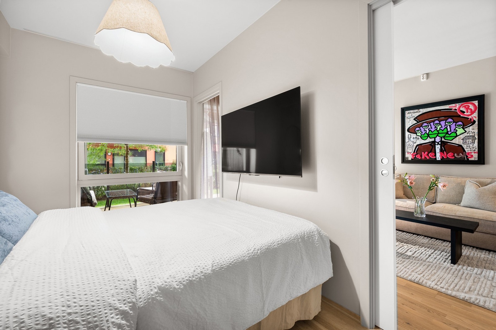 Romslig soverom med plass til dobbeltseng og garderobe, og dobbel inngang som gjør hverdagen smidig for par. Galleribilde