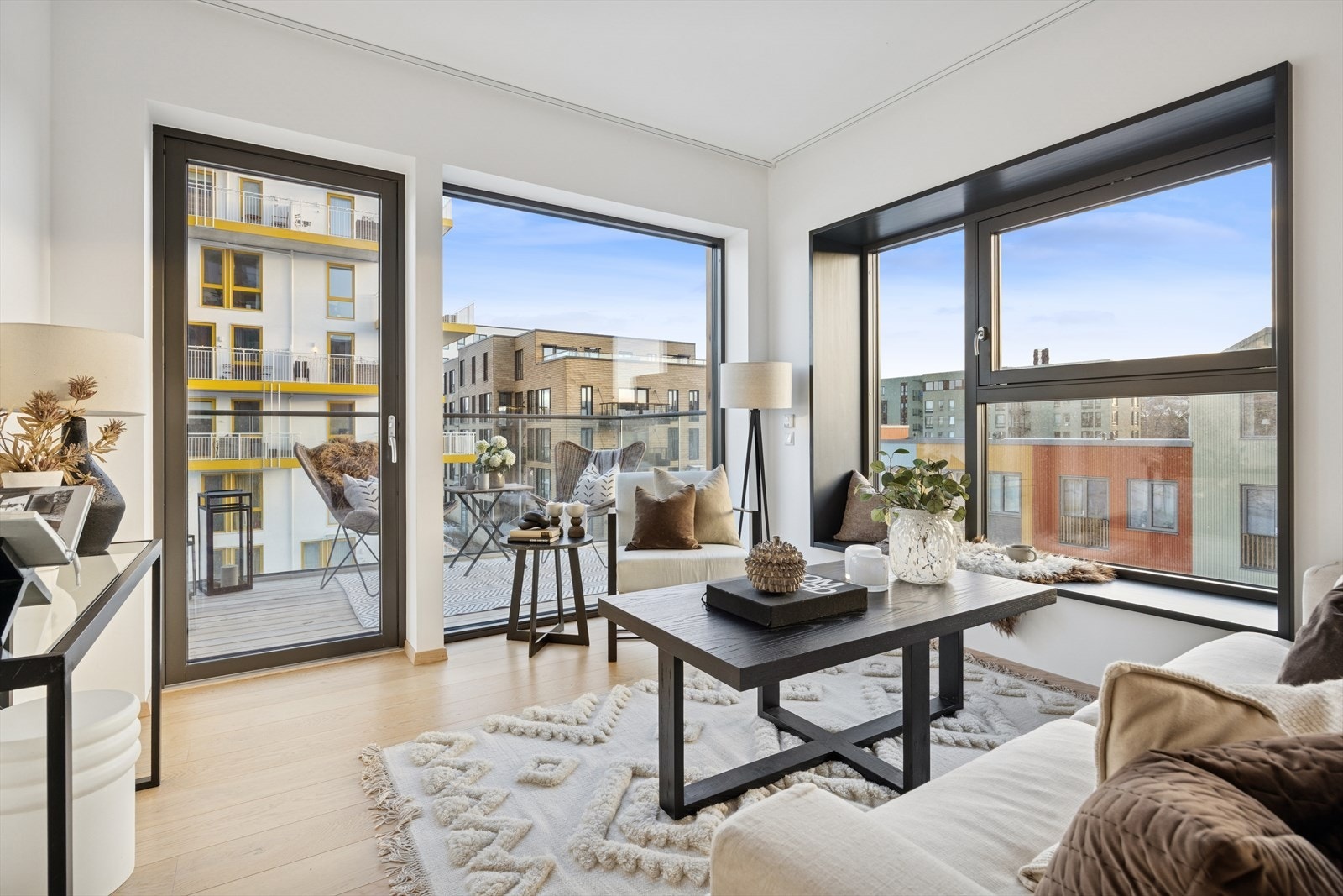 Velkommen til Ladebekken 15 og denne lekre 3-roms hjørneleiligheten i 4.etg. Galleribilde