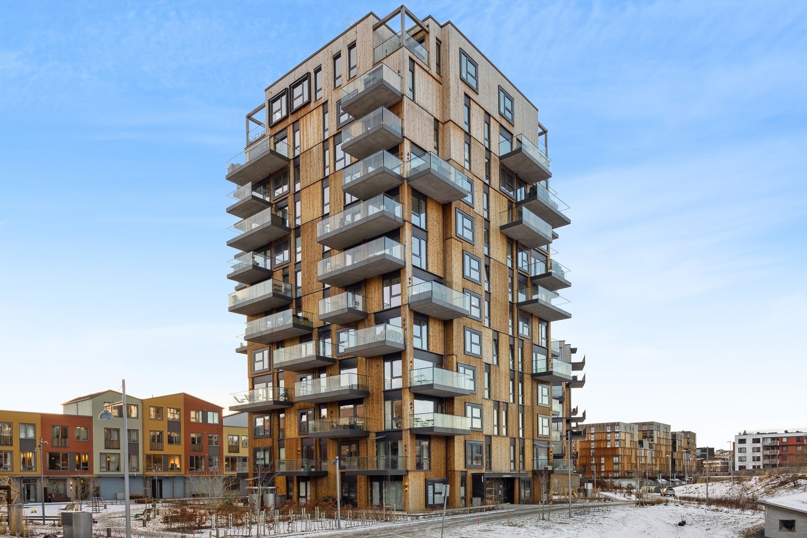 Staselig fasade omringet av Lillebys flotte uteområder med nærhet til dagligvare, bussforbindelse, kjøpesenter og populære turstier. Galleribilde