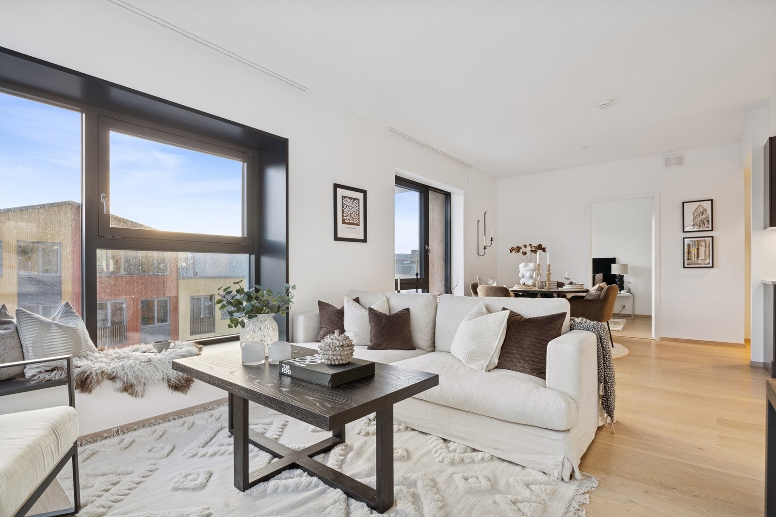 Leiligheten fremstår nesten ny med pen 1-stavs parkett, vannbåren varme i gulv på stue/kjøkken, gang og bad, balansert ventilasjon og god takhøyde. Galleribilde