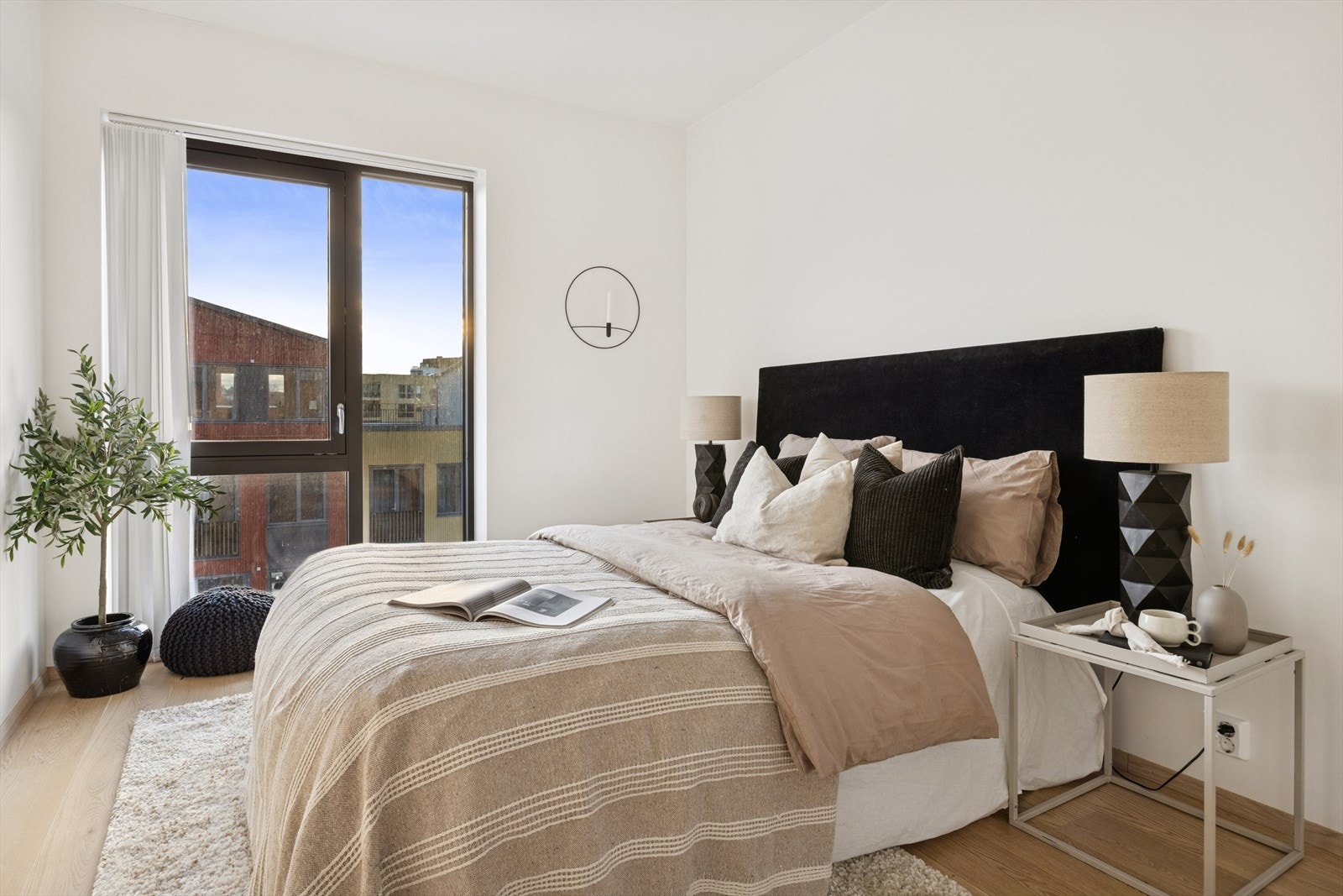 Romslig hovedsoverom på 12,5 kvm med god takhøyde og plass til garderobeløsning. Galleribilde