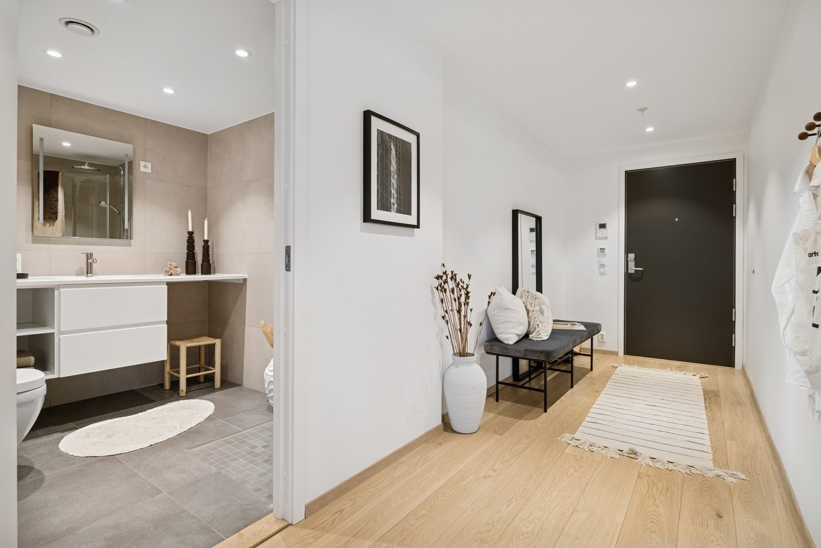 Entré med god plass til garderobeløsning, porttelefon og app-styrt elektronisk dørlås. Gang og bad har dimbare downlights i tak. Galleribilde