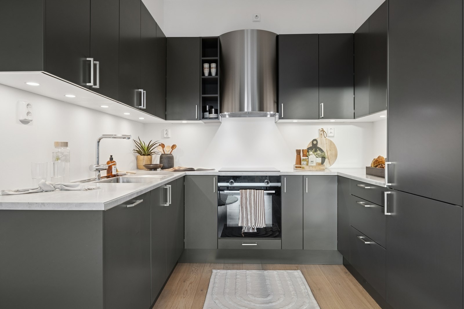 Godt med skap- og benkeplass og god belysning fra spotter under overskap. Tre doble stikkontakter over benk, for enkel tilgang til strøm. Galleribilde