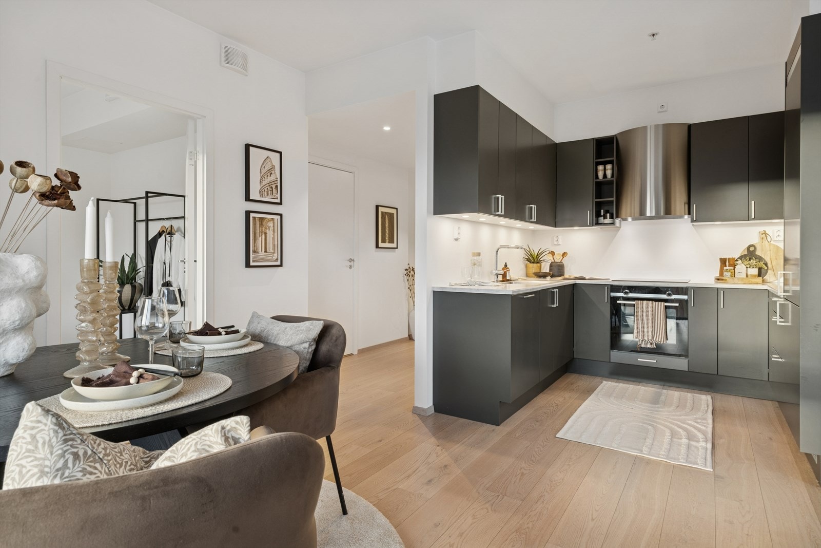 Lekkert kjøkken fra Sigdal med integrerte hvitevarer fra Siemens, underlimt vask og armatur med praktisk uttrekkstut. Galleribilde